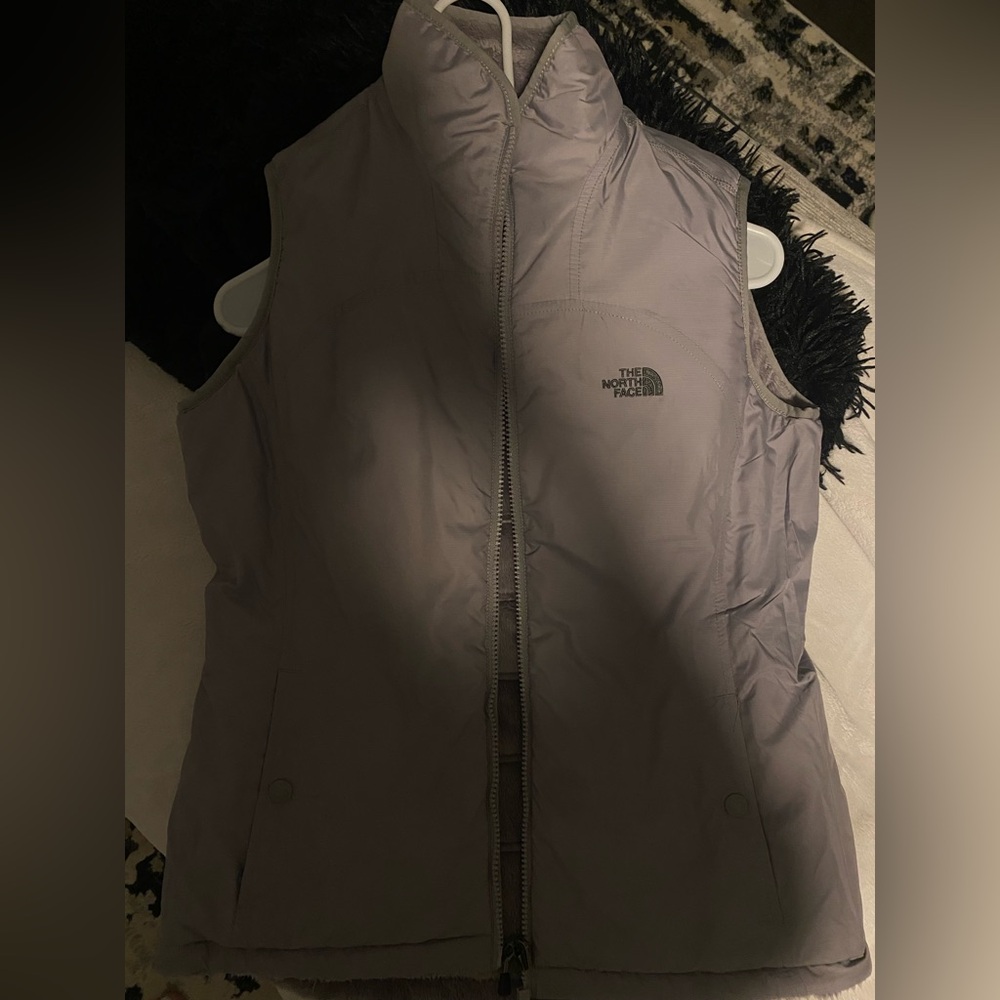Reservable north face vest size small